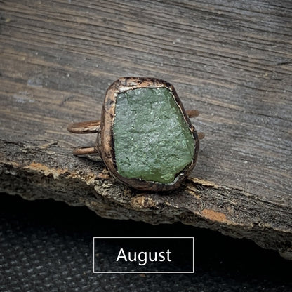 Rohstein-Ring mit grünem Peridot, handgefertigt, rustikales Design, August-Geburtsstein.