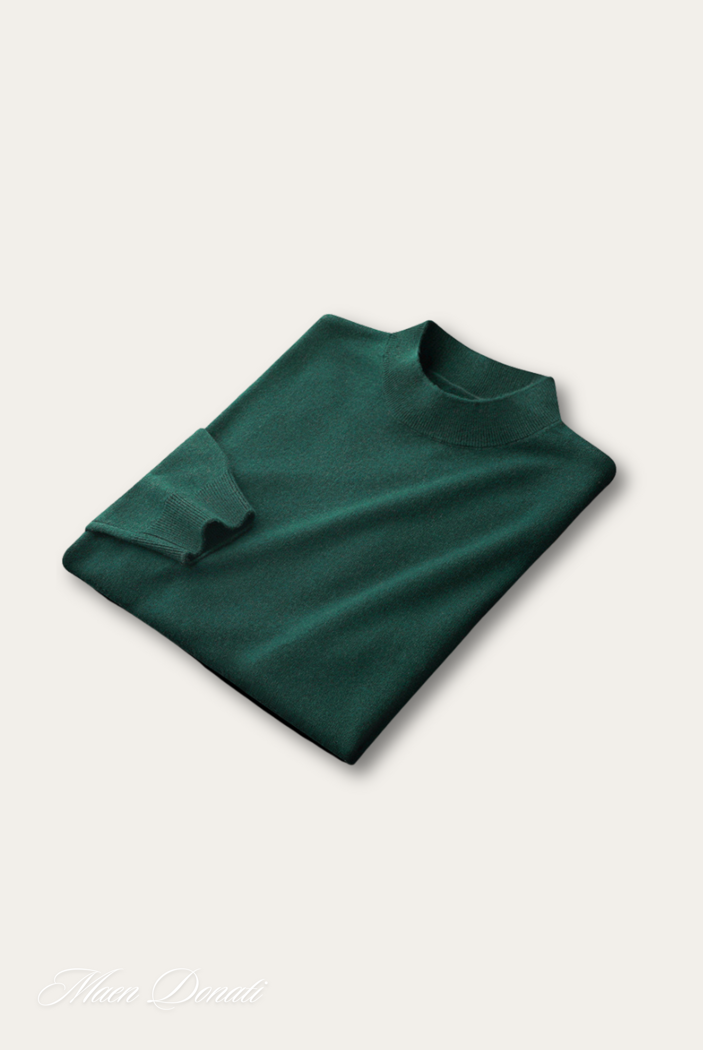 Grüner Rollkragenpullover aus Kaschmir, gefaltet, luxuriöse Wintermode, Herrenbekleidung.