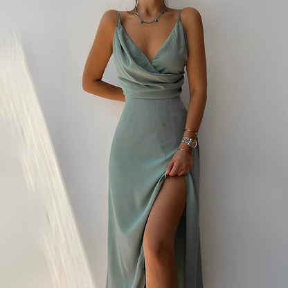 Frau in elegantes, grünes Abendkleid mit Beinschlitz, ärmellos, modisch, stilvoll.