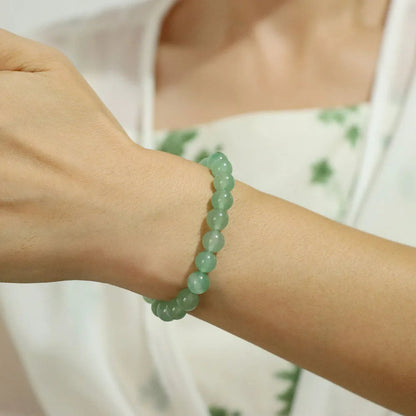 Grünes Aventurin-Armband am Handgelenk, Edelstein-Schmuck, modisch, elegant, Damen-Accessoire.