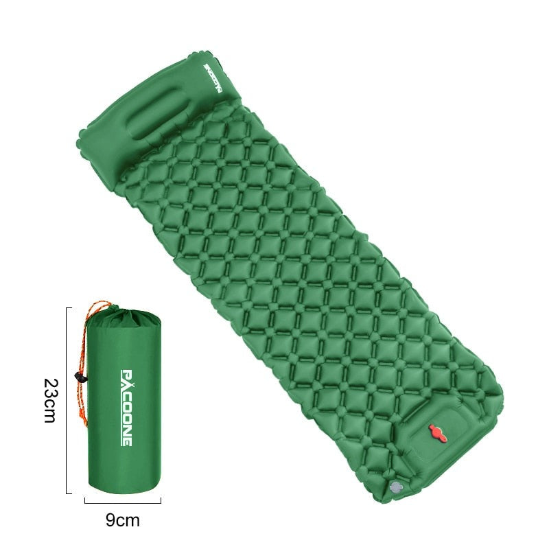 Grüne aufblasbare Isomatte mit Kissen, kompakt, ideal für Camping und Outdoor-Aktivitäten.