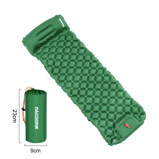 Grüne aufblasbare Isomatte mit Kissen, kompakt, ideal für Camping und Outdoor-Aktivitäten.