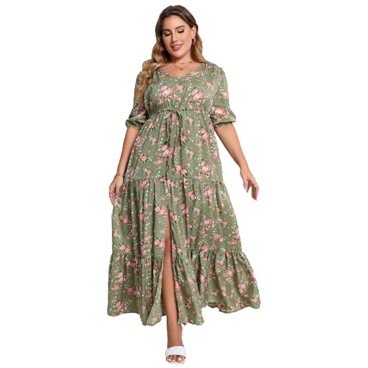 Frau in grünem Maxikleid mit Blumenmuster, V-Ausschnitt, Dreiviertelärmel, Sommermode.