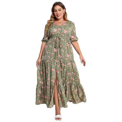 Frau in grünem Maxikleid mit Blumenmuster, V-Ausschnitt, Dreiviertelärmel, Sommermode.