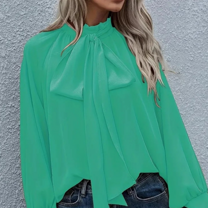 Grüne Damenbluse mit Schleife, langärmlig, elegant, aus leichtem Stoff, modisch.