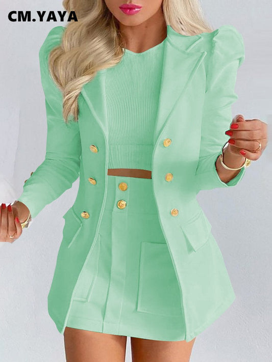 Damenanzug mintgrün, Blazer mit goldenen Knöpfen, elegantes Outfit, modisch, Bürolook