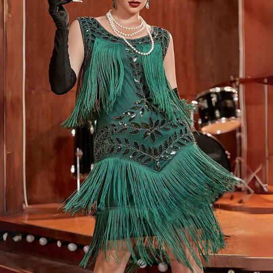 Grünes Charleston-Kleid mit Fransen, Pailletten und Perlenkette, ideal für 1920er-Jahre-Partys.