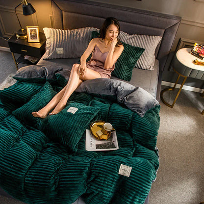 Frau im Bett mit grünem, gestepptem Samt-Bettbezug, gemütliches Schlafzimmer, moderne Einrichtung.