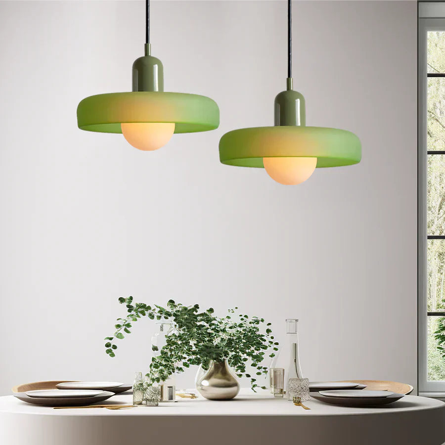 Zwei grüne Pendelleuchten über Esstisch, modernes Design, Innenbeleuchtung, minimalistisch.