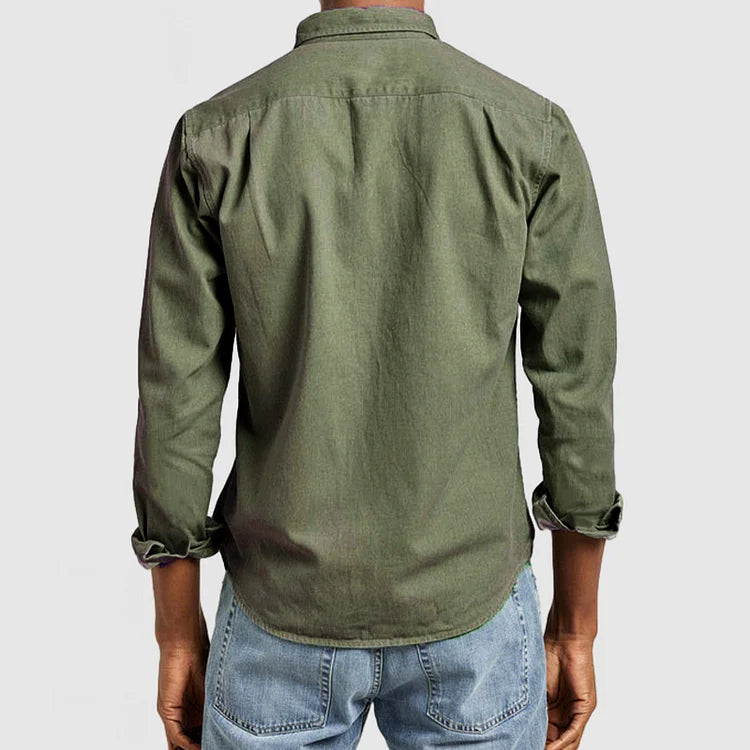 Grünes Herrenhemd aus Baumwolle, langärmelig, lässig, Rückansicht, kombiniert mit blauer Jeans.