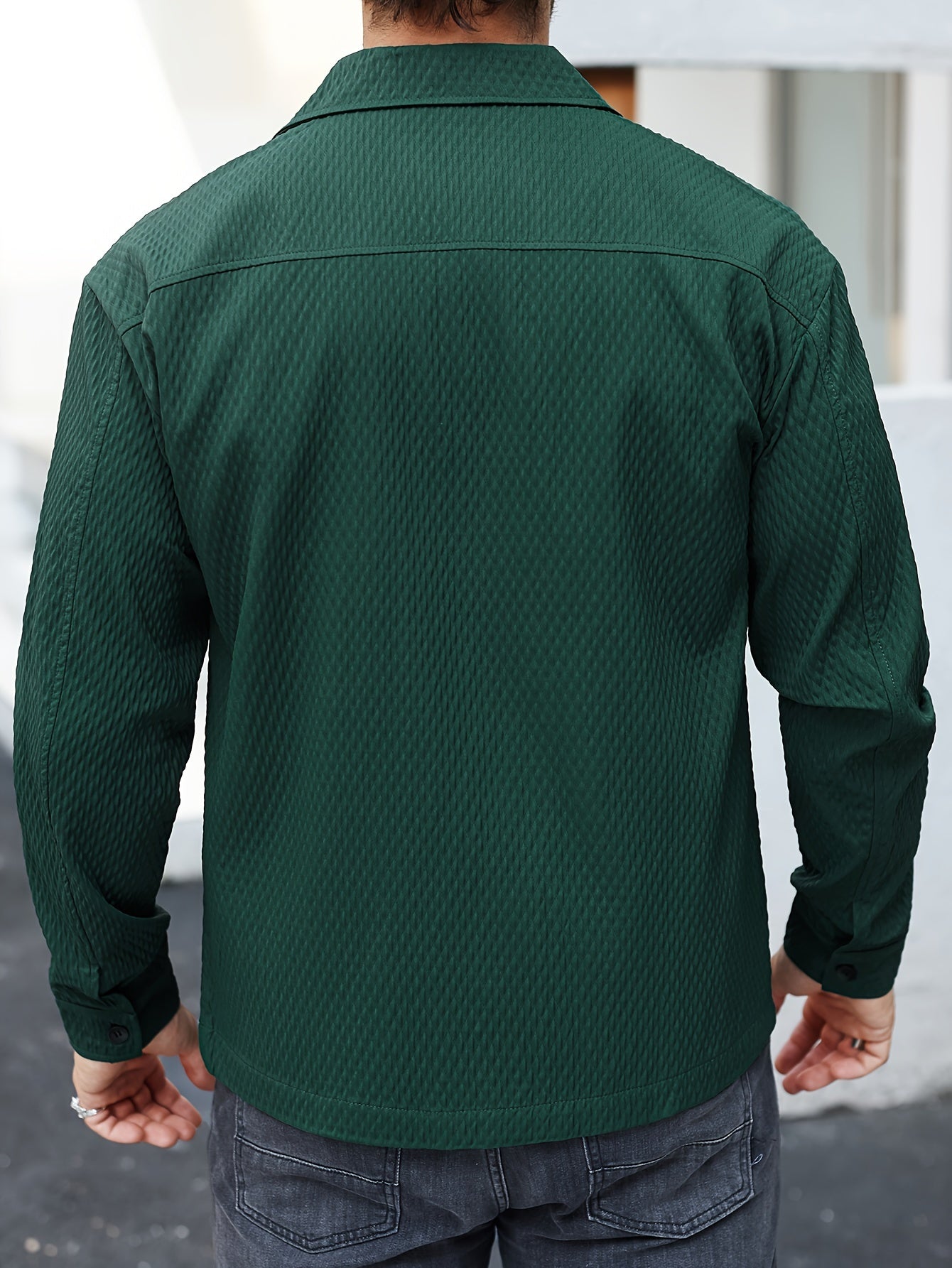 Grünes Herrenhemd aus Baumwolle, langärmelig, strukturiertes Design, Rückansicht.