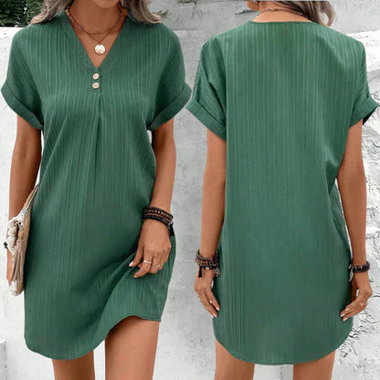 Grünes Damen-Sommerkleid mit V-Ausschnitt, Knöpfen und kurzen Ärmeln, lässig und elegant.