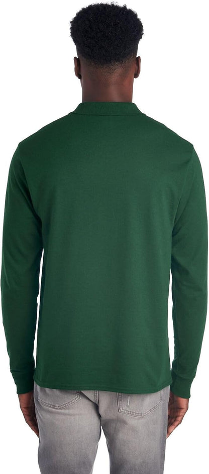 Mann in grünem Langarmshirt aus Baumwolle, Rückansicht, lässige Mode, Herrenbekleidung.