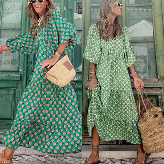 Zwei Frauen in grünen Maxikleidern mit Mustern, Strohtaschen, Sommermode, draußen.