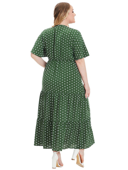 Frau in grünem gepunktetem Maxikleid aus Baumwolle, Rückansicht, modisch, elegant.