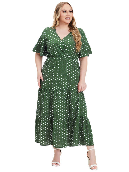 Frau im grünen gepunkteten Maxikleid, V-Ausschnitt, Plus-Size, Sommermode, elegant.