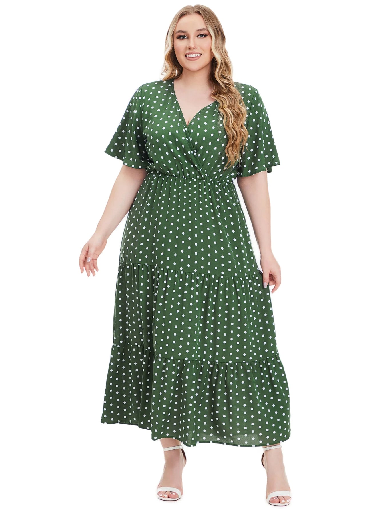 Plus-Size Damenkleid grün mit weißen Punkten, V-Ausschnitt, kurze Ärmel, Sommermode.