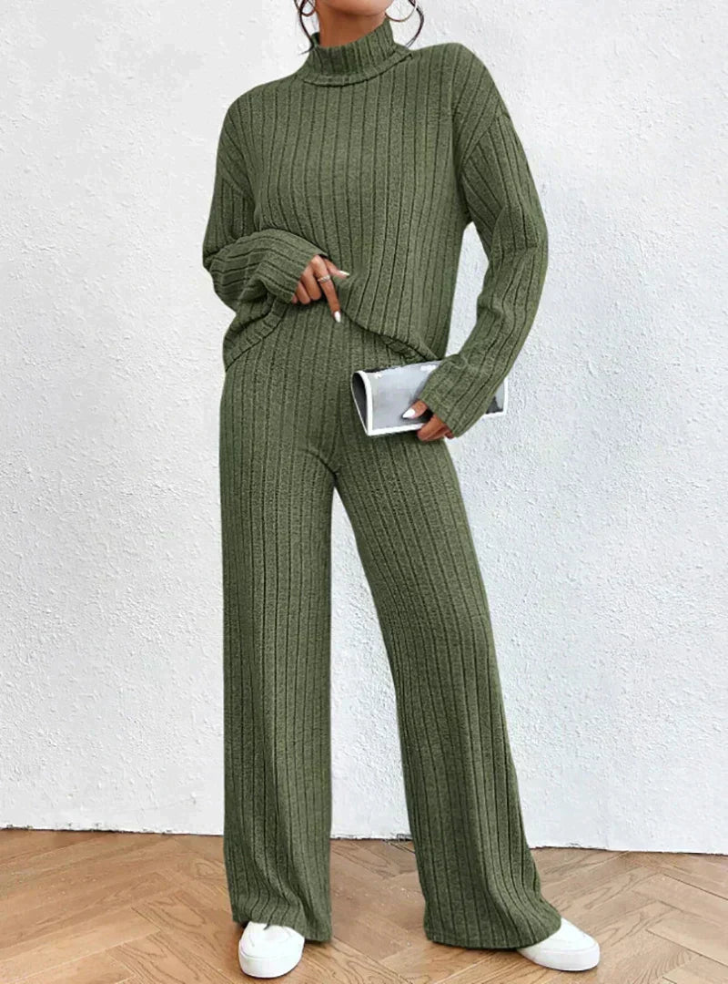 Damen Strickset, olivgrün, gerippt, Pullover und Hose, gemütlich, modisch, Herbstmode.