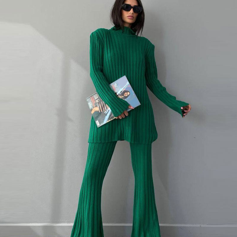 Frau in grünem Strickanzug mit Buch, modisch, elegant, Herbstmode, Damenbekleidung, modern.