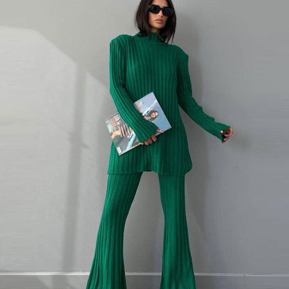 Frau in grünem Strickanzug mit Buch, modisch, elegant, Herbstmode, Damenbekleidung, modern.