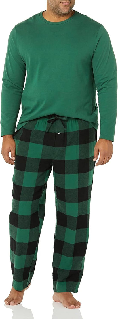 Mann in grünem Schlafanzug mit karierten Pyjamahosen, bequem, langärmelig, Baumwolle.