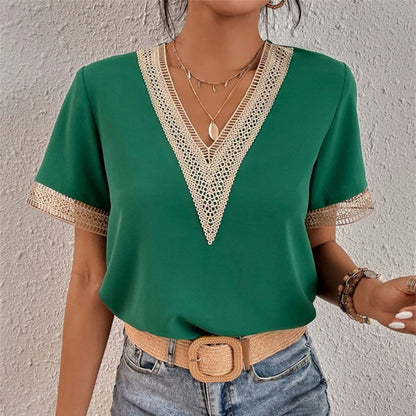 Frau in grünem V-Ausschnitt-Top mit Spitze, Jeans, Gürtel, Schmuck, modisch, elegant.