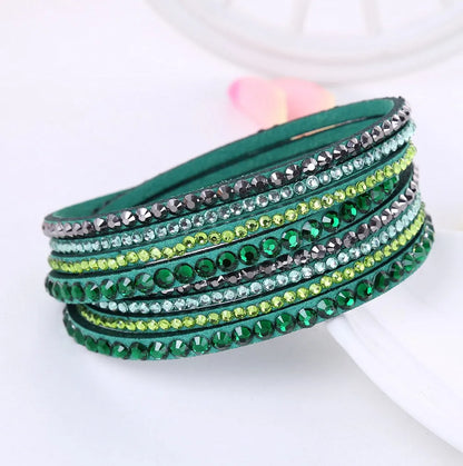 Grünes Armband mit Strasssteinen, mehrlagig, modisches Schmuckaccessoire für Damen.