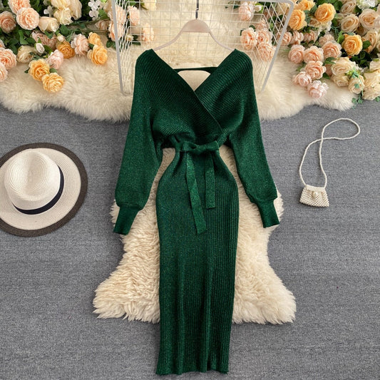Grünes Strickkleid mit Gürtel, V-Ausschnitt, langen Ärmeln, ideal für Herbstmode.