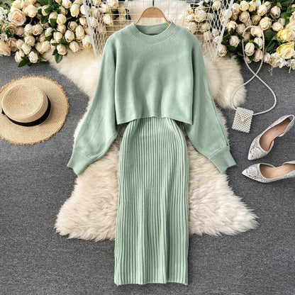 Grünes Strickkleid-Set mit Pullover und Rock, elegantes Damen-Outfit, Herbstmode.