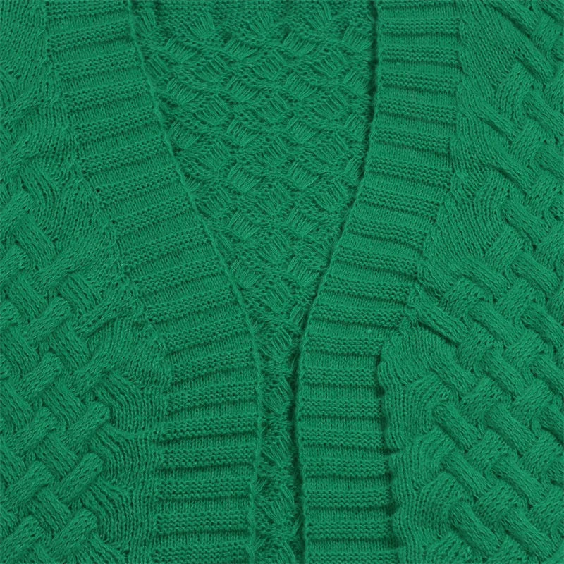 Grüner Strickpullover, Zopfmuster, Baumwolle, modisch, warm, Damenmode, Herbstkleidung.