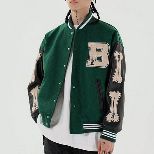 Grüne Collegejacke mit Buchstaben "B", Lederärmeln und Knochenmuster, Unisex Streetwear.