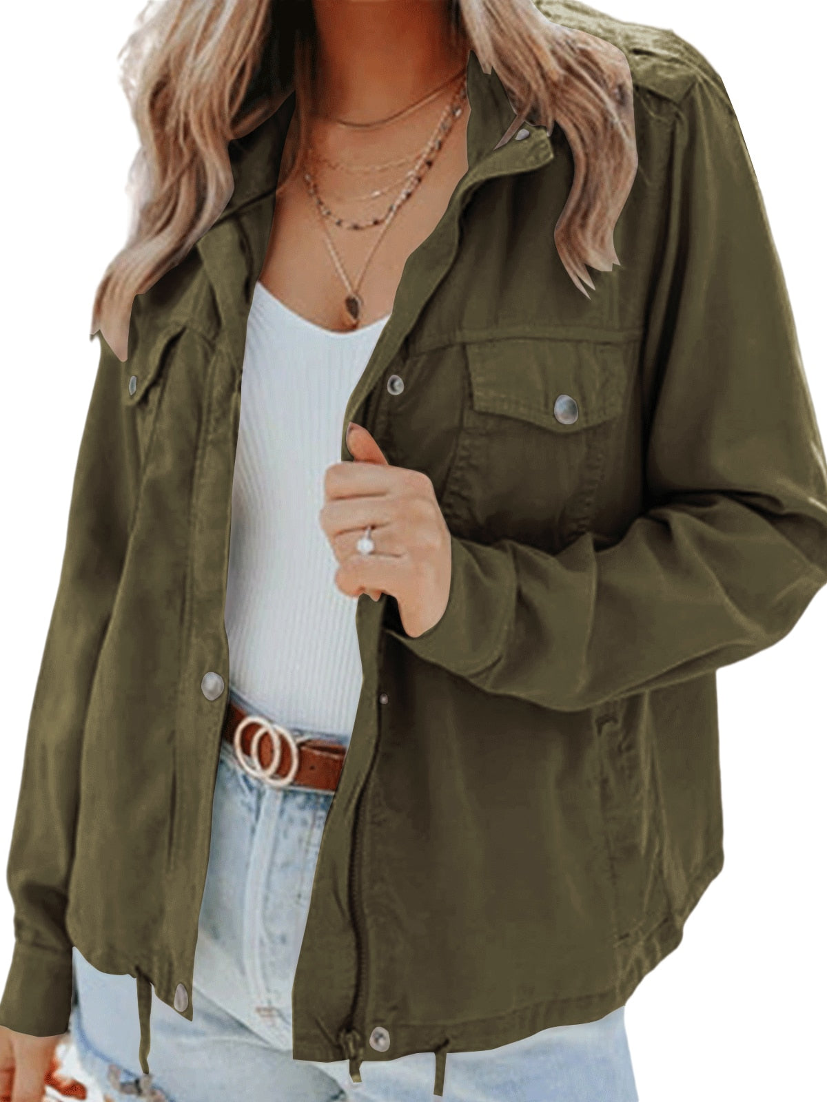 Frau in olivgrüner Jacke, weißem Top, Jeans; modische Damenbekleidung, Freizeitlook.