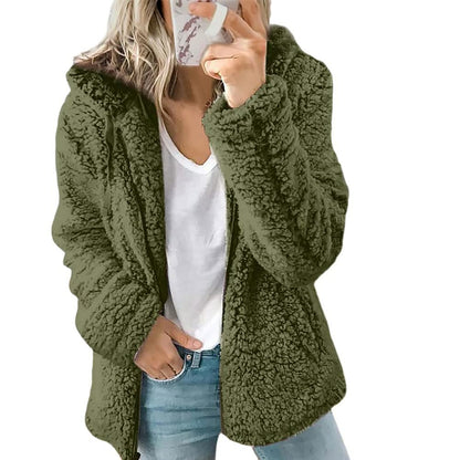 Damen Teddyjacke, olivgrün, flauschig, Kapuze, Wintermode, lässig, warm, modisch.