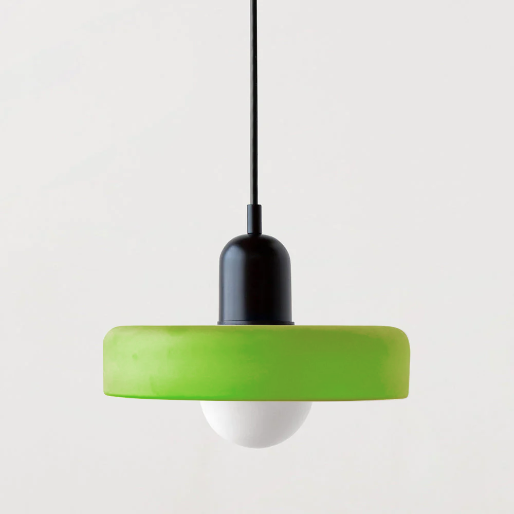 Grüne Hängelampe mit schwarzem Kabel, modernes Design, energiesparend, Inneneinrichtung.