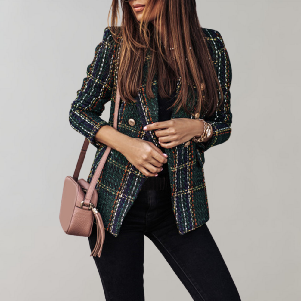Frau in kariertem Blazer, schwarze Jeans, rosa Umhängetasche, Mode, Streetstyle.