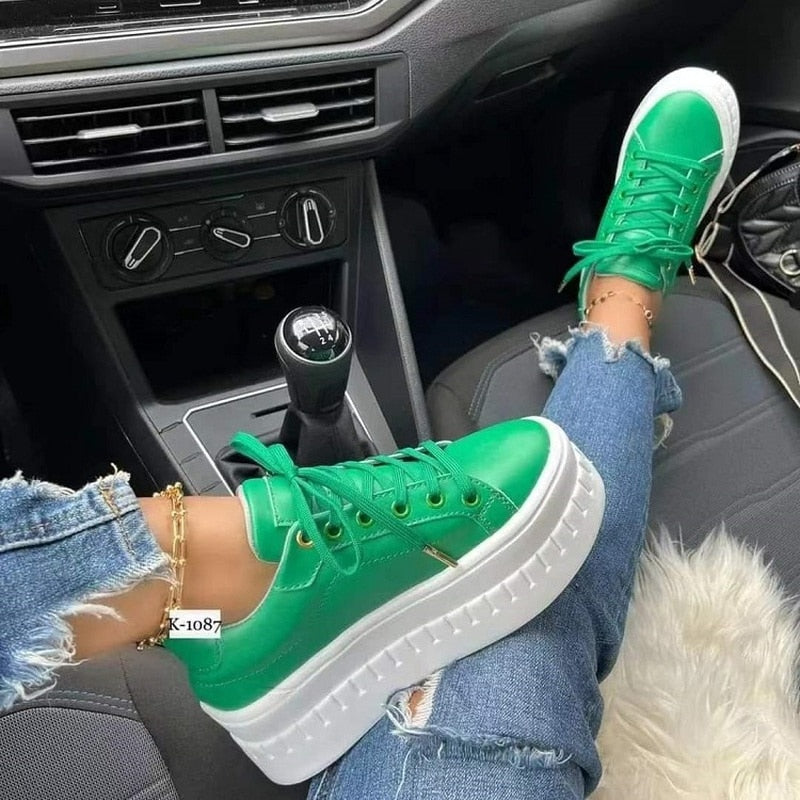 Grüne Plateau-Sneaker aus Leder, Damenmode, lässig, Autofahrt, zerrissene Jeans.