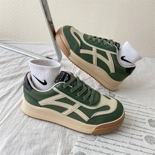 Grüne Sneaker mit cremefarbenen Details, Gummisohle, Sportschuhe, modisch, unisex.