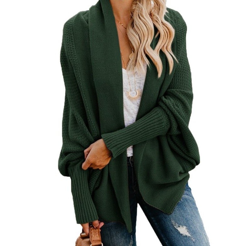 Frau in grünem Strickcardigan, lässig, langärmelig, Herbstmode, Damenbekleidung.