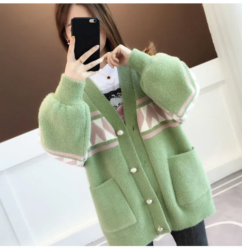Frau trägt grünen Strickcardigan mit Taschen und Knöpfen, geometrisches Muster, Wintermode.