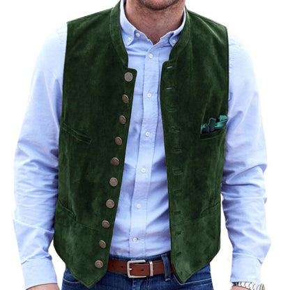 Grüne Herrenweste aus Wildleder, traditionell, mit Knöpfen, über hellblauem Hemd getragen.