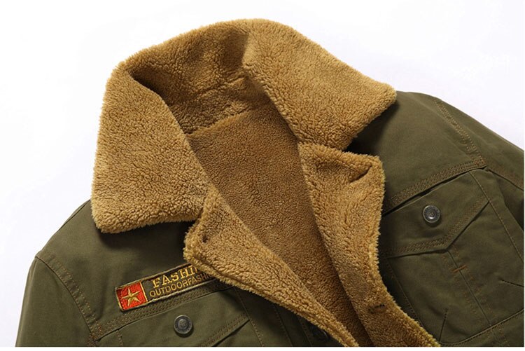 Olivgrüne Herrenjacke mit braunem Fleecekragen, Outdoor-Mode, warm, stilvoll.