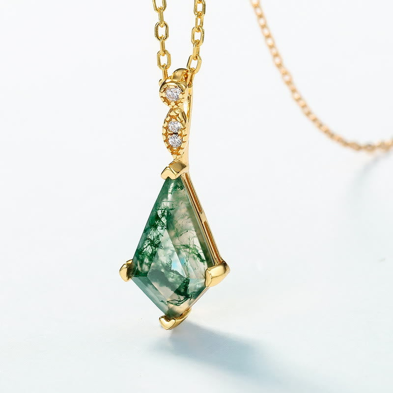 Goldene Halskette mit grünem Moosachat-Anhänger und Diamanten, eleganter Schmuck.