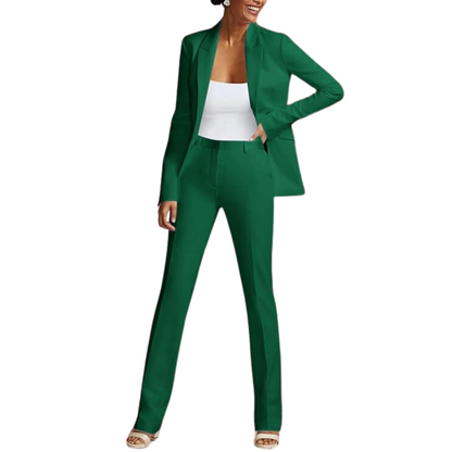 Frau im eleganten grünen Hosenanzug, Blazer und Hose, Businessmode, Damenbekleidung.