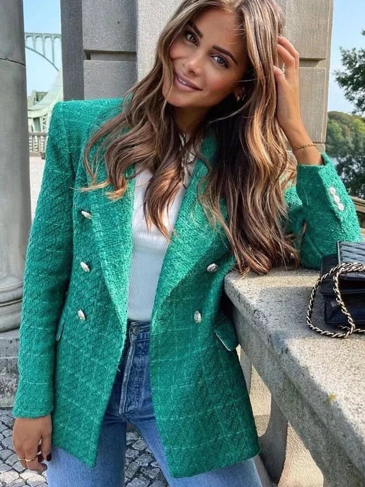 Frau in grünem Damenblazer mit doppelten Knöpfen, lässig gestylt, modisch, elegant.