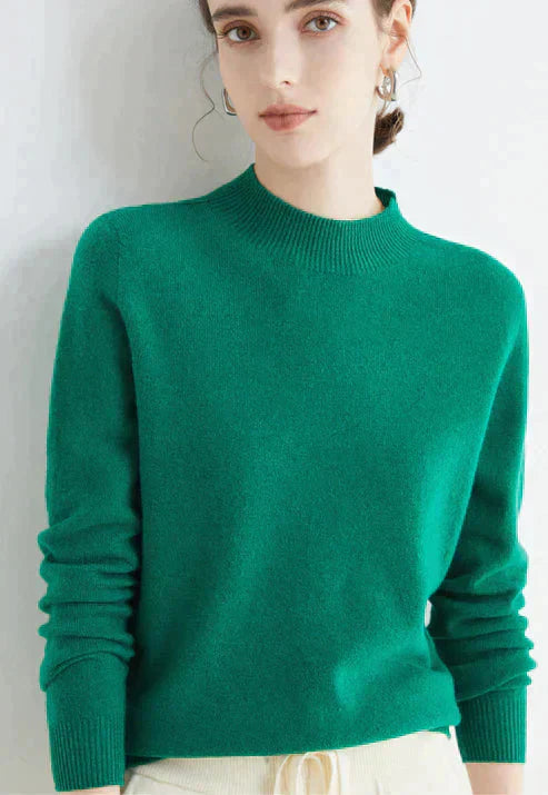 Frau in grünem Pullover, Strick, Freizeitmode, Damenbekleidung, stilvoll, bequem.