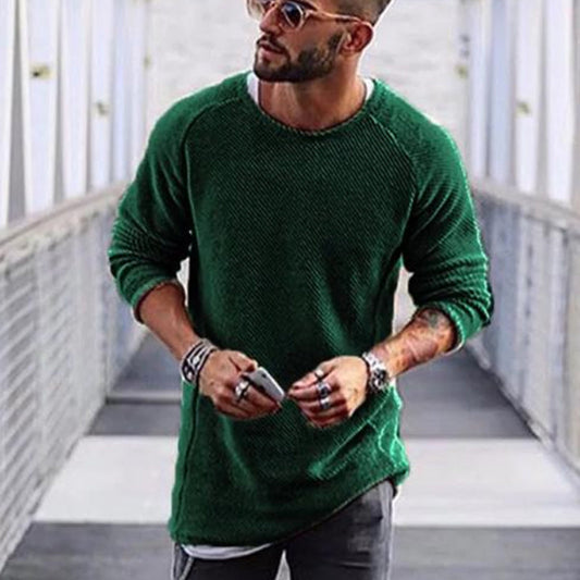 Mann mit grünem Strickpullover, Sonnenbrille, Tattoos, lässiger Stil, urbaner Hintergrund.