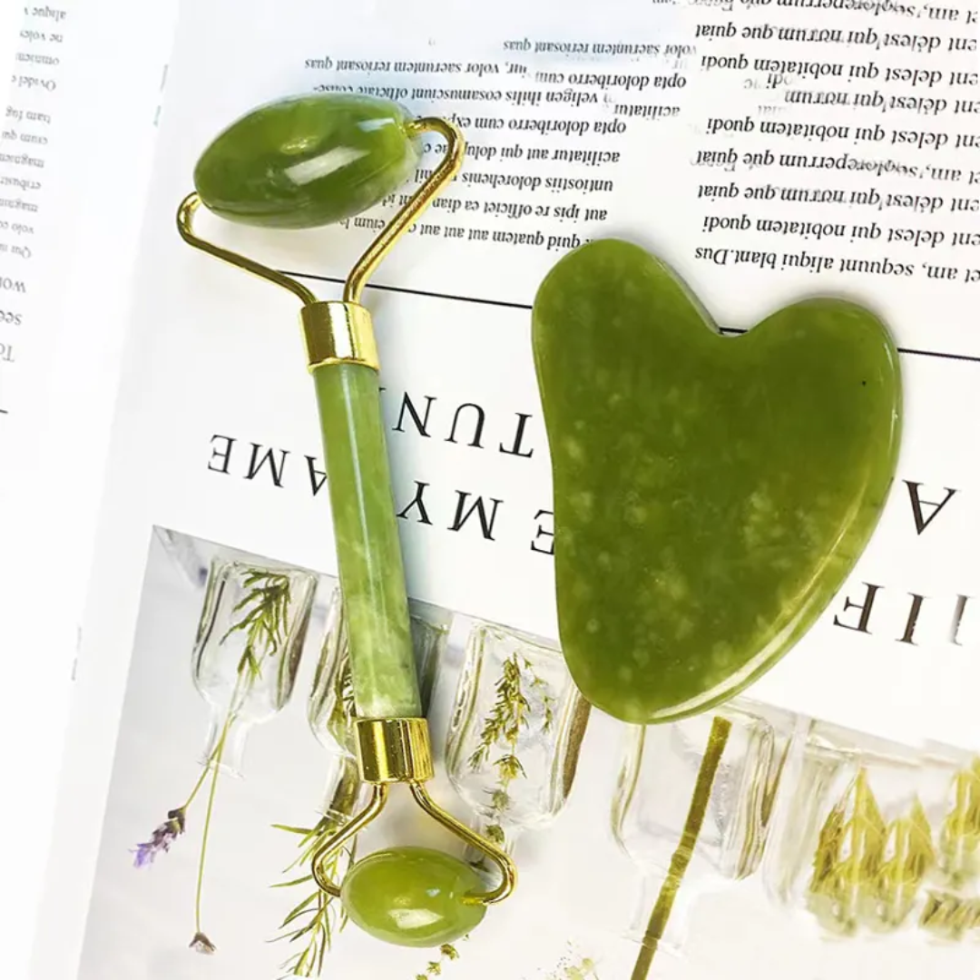 Grüner Jade-Roller und Gua Sha Set, Gesichtsmassage, Entspannung, Hautpflege, Wellness.