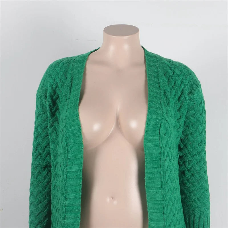 Grüne Strickjacke Damen, Zopfmuster, langärmelig, modisch, elegant, Herbstmode.