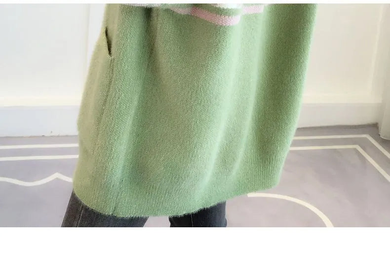 Grüner Strickpullover mit Tasche, Damenmode, weiches Material, lässiger Stil.