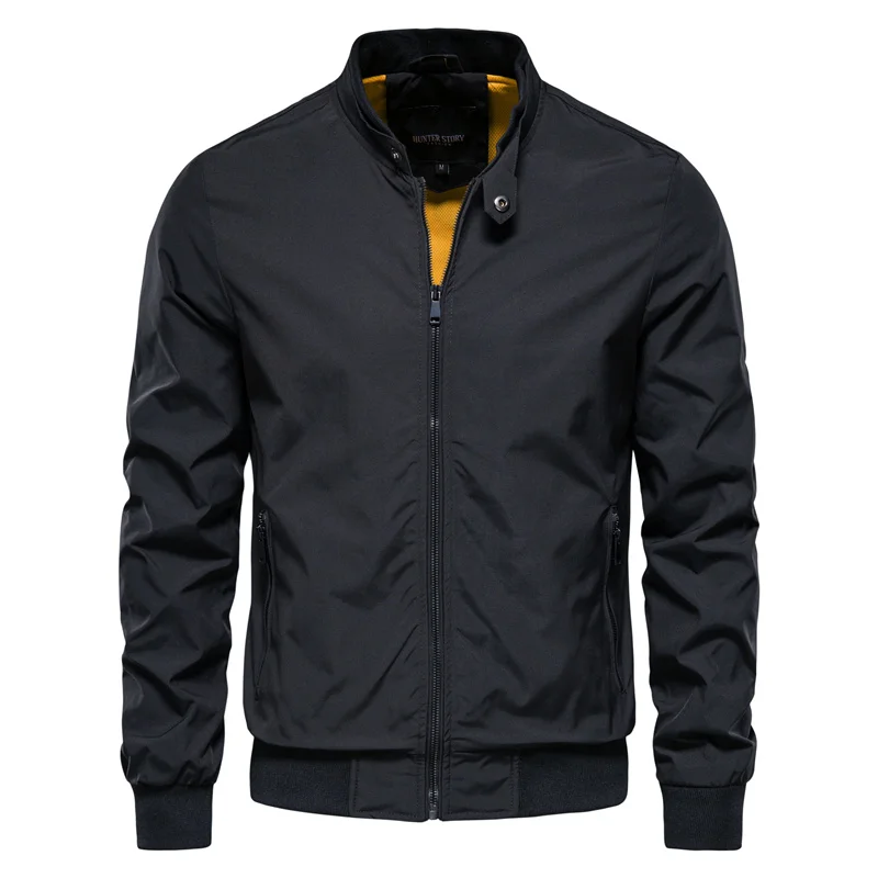 Schwarze Herren-Bomberjacke, Reißverschluss, Stehkragen, Freizeitmode, wasserabweisend.